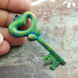 Pendentif clé peint à la main, breloques patinées vert-de-gris, résultats - Pendentifs uniques - 68 mm