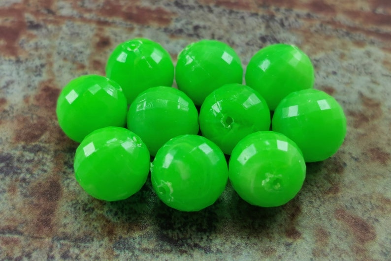 Faceted round beads 12mm German lucite beads F-23 20 Pcs Green beads Vintage acrylic beads