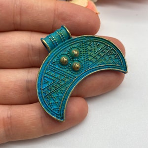 Pendentif lune - patine vert de gris - breloques peintes à la main - pièces de bijoux / pièces de collier ethnique