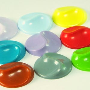 Cabochon allemand vintage sculpté en cercle de 8 pièces, couleurs pastel vert-de-gris, cabines en plastique, 22mm