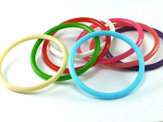 ファセット ヴィンテージ プラスチック バングル (2個)、75 x 5 mm (内