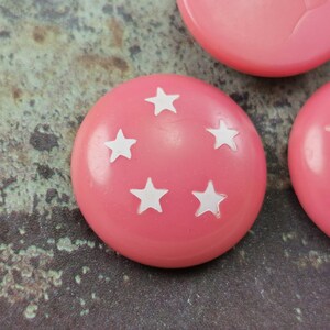 Vintage roze plastic Lucite cabochons met witte sterren ( 4 stuks ) ( 23 mm ) - v4c