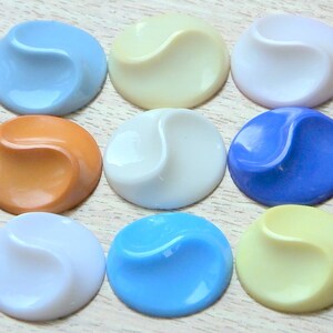 Cabochon allemand vintage sculpté en cercle de 8 pièces, couleurs pastel vert-de-gris, cabines en plastique, 22mm