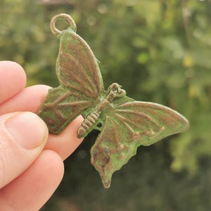 Pendentif papillon, breloques papillon en métal patiné vert de gris sans nickel, apprêts (56 x 40 mm), collier bohème, breloques artisanales,