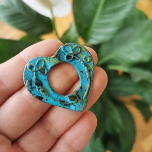 1 ps 36 x 39 mm Pendentif coeur vert de gris, breloques patinées, 3 trous, apprêts, breloques bohèmes