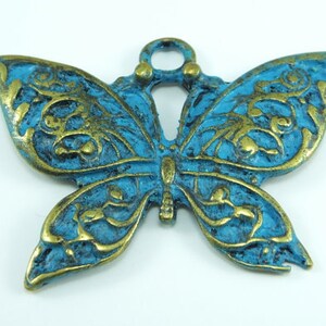 Pendentif papillon en métal sans nickel patiné bleu vert de gris, breloques, finitions (56 x 40 mm)