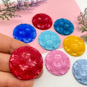 彫刻された花のカボション、31 mm ラウンド ルーサイト カボション、ジュエリー用カボション、ドイツ彫刻カボション - スティッキー カボション - 10 個