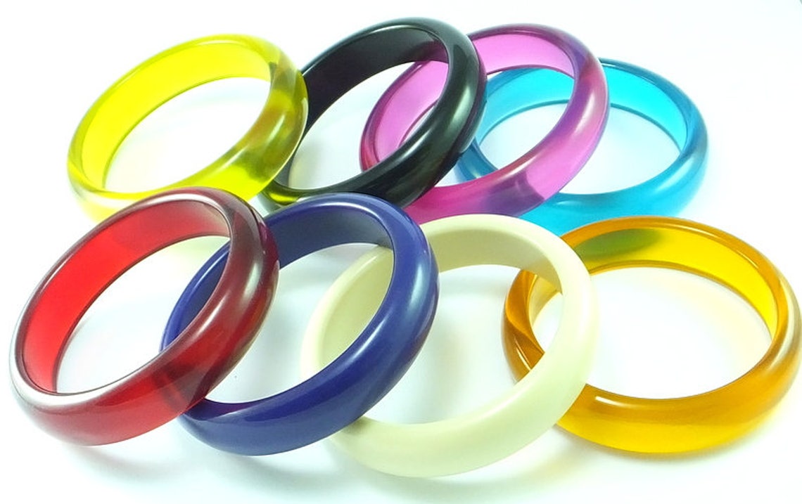 BRACELET EN PLASTIQUE VINTAGE 18 MM BLANC EXTÉRIEUR NOIR