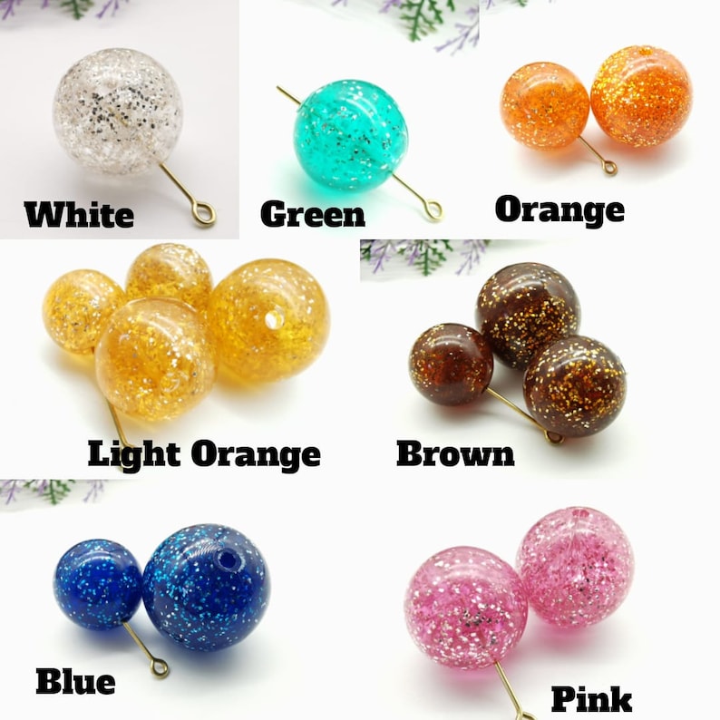 Puede incluir: Surtido de cuentas redondas rellenas de purpurina en varios colores, incluyendo blanco, verde, naranja, naranja claro, marr&oacute;n, azul y rosa. Las cuentas tienen un agujero en el centro para enhebrar.