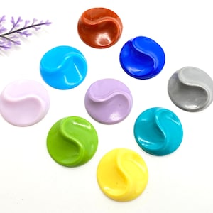 Cabochões de plástico vintage, cabochões esculpidos, cabochões redondos de 22 mm, suprimentos para artesanato (conjunto de 10)