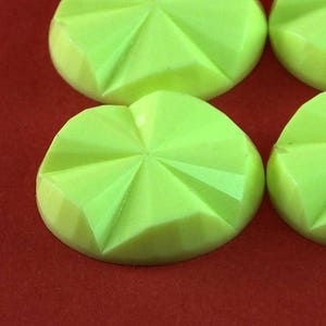 Cabochon allemand vintage sculpté jaune clair, cabines en plastique, 28mm (8 psc)