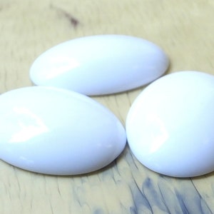 Cabochons en plastique ovales vintage (8 pièces), cabines en lucite blanche 34x24 mm, cabines allemandes vintage