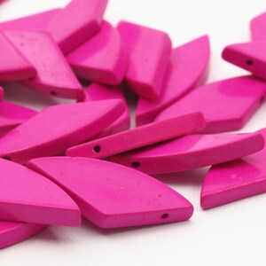 20 Psc ヴィンテージ プラスチック ビーズ、22 x 8 mm、ペンダント、ドイツ製ルーサイト ビーズ - bk498