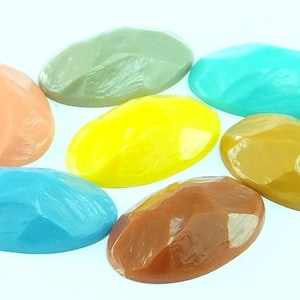 Oval geschnitzter Vintage Deutscher Cabochon (8 Stück), Kunststoff Oval Cabochons, 30x20 mm