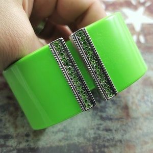 Openable vintage bracelet , Green plastic bangles , 82x38x06mm (internal measure 63mm) , Vintage women gift  , Vintage Jewelry ,