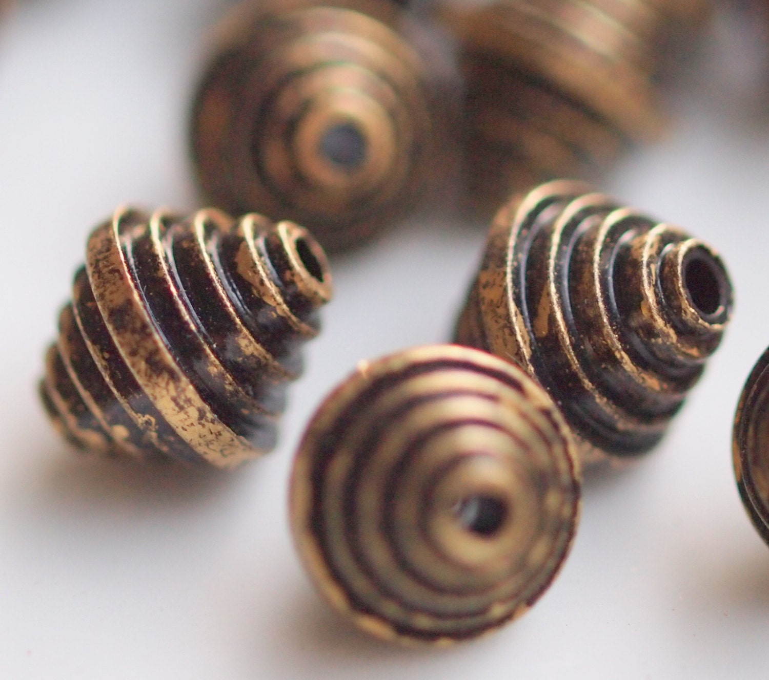 50 個 13 x 11 mm ヴィンテージ ドイツ ビーズ、スピナー シェイプ