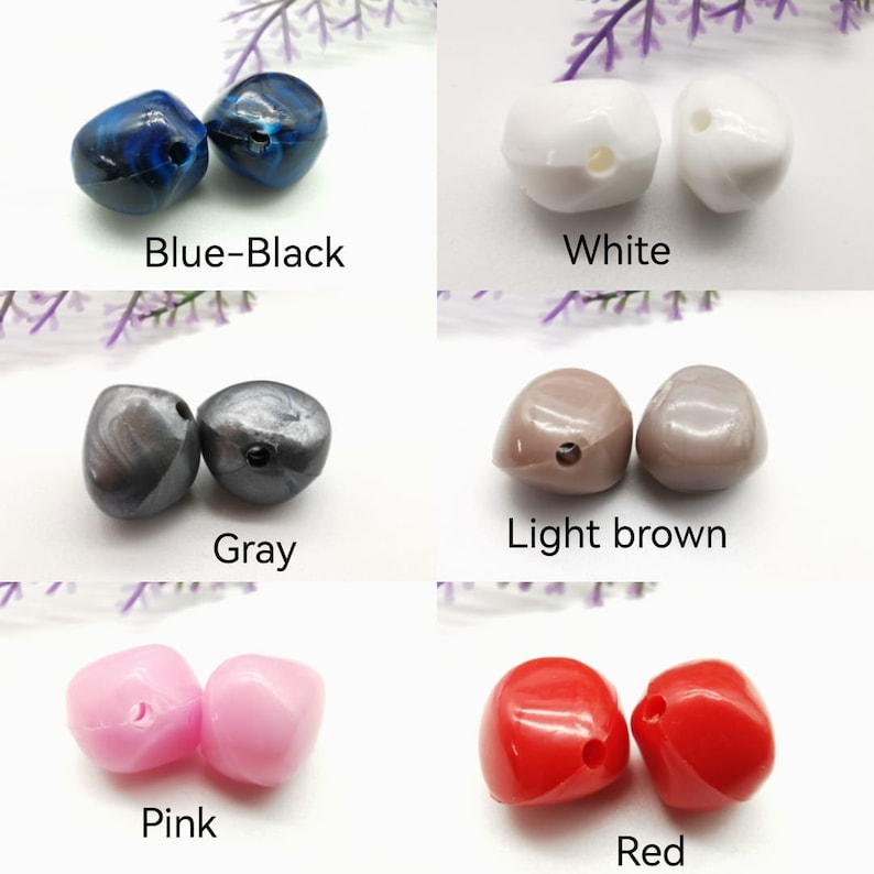 K&ouml;nnte beinhalten: Sortiment an Plastikperlen in verschiedenen Farben, darunter Blau-Schwarz, Wei&szlig;, Grau, Hellbraun, Rosa und Rot. Jede Perle hat ein Loch in der Mitte.