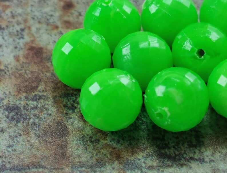 Faceted round beads 12mm German lucite beads F-23 20 Pcs Green beads Vintage acrylic beads