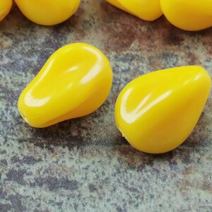 Vintage Perlen (20 Stück), Gelbe geschnitzte Perlen, 16mm verzierte deutsche Perlen, Lucite Perlen nwc 08