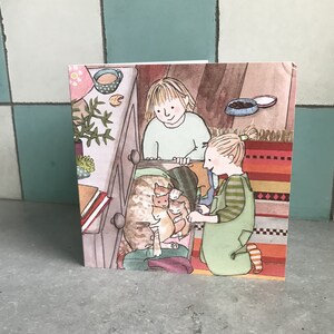 Pu&ograve; includere: Due bambini guardano dentro un cassetto di una cassettiera. Il cassetto &egrave; pieno di gattini. I gattini sono arancioni e bianchi. I bambini indossano abiti casual. La cassettiera &egrave; in legno marrone.