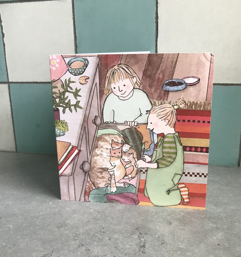 Pu&ograve; includere: Due bambini guardano dentro un cassetto di una cassettiera. Il cassetto &egrave; pieno di gattini. I gattini sono arancioni e bianchi. I bambini indossano abiti casual. La cassettiera &egrave; in legno marrone.