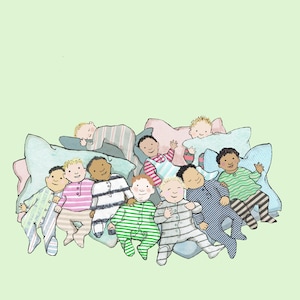 以下が含まれることがあります： パジャマを着た子供たちが、枕の山の上に積み重なっています。みんな笑顔でカメラを見ています。子供たちは、ストライプ、ドット、無地など、さまざまなパジャマを着ています。