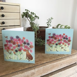 DAHLIA DOODAHS . Un choix de 2 cartes de fleurs colorées, une avec des fleurs et des oiseaux, une avec un chat heureux ajouté. Imprimé à partir du collage original