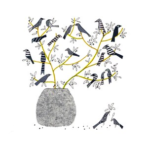 以下が含まれることがあります： たくさんの鳥が枝にとまっている木の白黒のイラスト。木は灰色の鉢に入っています。鳥はすべてサイズと形が異なり、一部は縞模様になっています。