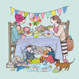 Puede incluir: Una ilustración colorida de una familia tomando el té bajo una mesa decorada con banderines. Hay dos adultos, dos niños y un gato. La mesa está puesta con tazas de té, platillos, una tetera y un plato de pasteles. También hay juguetes en el suelo, incluyendo un robot, un elefante y una muñeca.