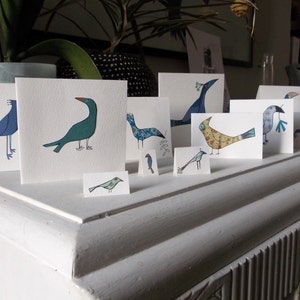 Packungen mit Vogelkarten. Handgemachte, total einzigartige Karten in verschiedenen Größen, schön, um einzeln zu versenden, sehen in der Gruppe gut aus