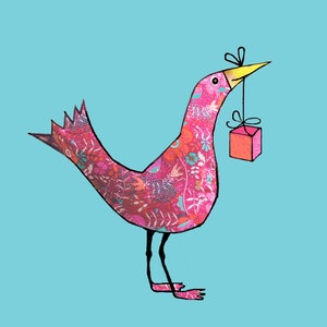 PÁJARO DE FELIZ CUMPLEAÑOS. Un alegre y alegre pájaro rosa con flores que lleva un paquete, listo para alegrar a cualquiera. Tarjeta impresa a partir de un collage original.