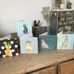 PARTYHUT KATZEN. Pack mit 5 bunten Karten, die jeweils eine andere Katze in einer fröhlichen Mütze zeigen. Gedruckte Karten aus Collage-Originalen.