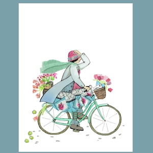 Könnte beinhalten: Eine Frau in einem rosafarbenen Hut und einem blauen Mantel fährt ein türkisfarbenes Fahrrad mit einem Korb voller Blumen. Sie trägt einen blau-weiß gemusterten Rock und einen grünen Schal, der im Wind weht.