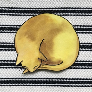 Recroquevillé. Un chat jaune endormi, recroquevillé sur un fond noir et blanc... c'est super simple ! Carte imprimée à partir d'un collage original.
