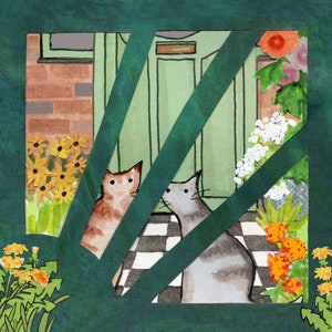 BENVENUTI A CASA, due gatti aspettano davanti a un cancello Sunburst in un giardino fiorito. Cartolina stampata da un collage originale, 2 opzioni tra cui scegliere.