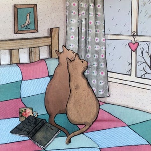 Puede incluir: Dos gatos marrones están sentados en una cama con una colcha de retazos. Están mirando por la ventana un día lluvioso. Un pequeño pájaro está en un marco de imagen en la pared.