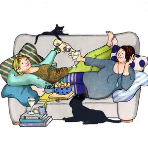 Blauwe sofa dames .Twee vrienden giechelen onder het genot van een glas wijn en wat hapjes.Gedrukte kaart van orginele collage ..