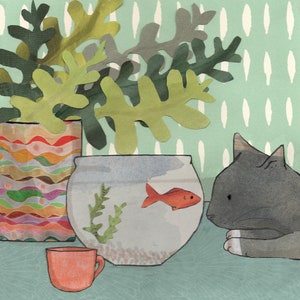 RENCONTRE PROCHE .. du genre chat/poisson .De la télévision sur un chat dans un bol ! Un chat et un poisson rouge se disent bonjour. Carte imprimée à partir d'un collage original.