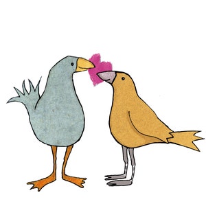 PÁJAROS DEL AMOR. Dos pájaros regordetes y amistosos que sostienen un corazón rosa. Tarjeta impresa a partir de un collage original.