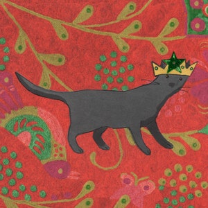 Gouden kroon kat. Zwarte kat in een gouden kroon op een rijk rode achtergrond. Een leuke gedrukte kaart voor kattenfans van een originele collage