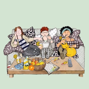 Girls Night In. Drie vriendinnen gezellig samen op de bank een film kijken. Gedrukte kaart van originele collage.