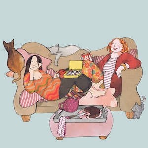 CHARLA Y CHOCOLATE. Una divertida tarjeta con dos amigos en un sofá riéndose mientras toman té y pastel. Tarjeta impresa a partir de un collage original.