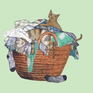 Op de afbeelding: Een rieten wasmand vol met kleurrijke stoffenresten en twee katten. Eén kat slaapt in de mand, terwijl de andere kat op de mand zit en naar de kijker kijkt.