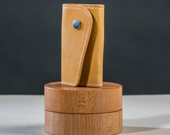 Leather key holder - beige.