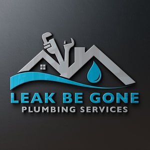 Op de afbeelding: Een logo voor een loodgietersbedrijf genaamd "Leak Be Gone Plumbing Services". Het logo toont een gestileerd huis met een moersleutel en een pijpsleutel, een blauwe waterdruppel en een blauwe golf.