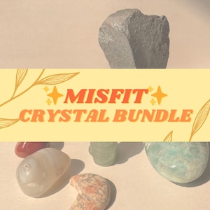 Puede incluir: Una colección de varios cristales, incluyendo una gran piedra gris y varias piedras pulidas más pequeñas en tonos de rojo, verde y blanco. La imagen presenta el texto "MISFIT CRYSTAL BUNDLE" en naranja y amarillo.
