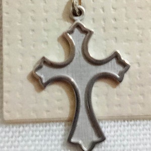 F67 Nuovo, vecchio stock. Ciondolo/pendente vintage Beau leggero a forma di croce in argento sterling, lungo 3 cm (piccolo), su carta originale. Realizzato negli Stati Uniti.