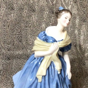 W81 vintage Royal Doulton Adrienne 1963 Schöne Dame Figur, Bone China HN 2304. Made in England.