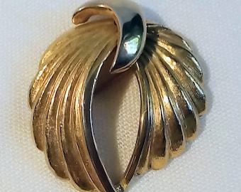 JP3418 Vintage Gold-Ton Flügel Stil Brosche. um 1980