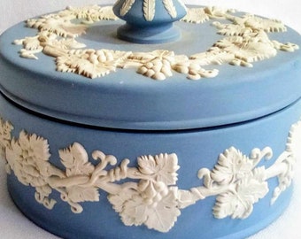 BC112 Vintage Wedgwood Jasperware Trinket Box. Blue and White. Tracked Global Shipping